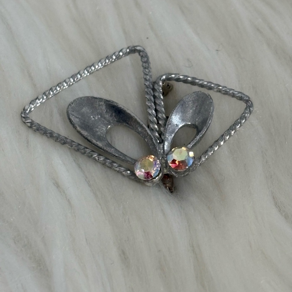 (209)Silver-Tone Vintage Brooch with Aurora Crystal Accents